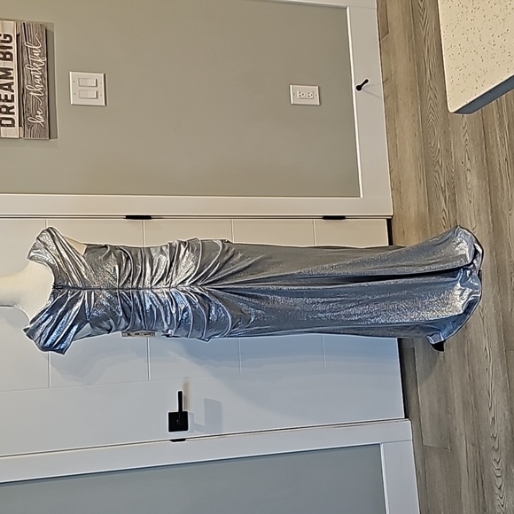 Sparkly, metallic gown. - Picture 2 of 9